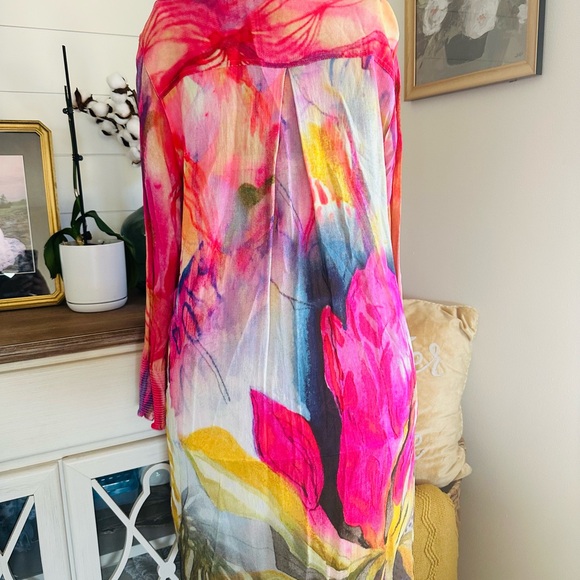 SOLD 🌷🌸Floral abstract top🌸🌷 - Picture 2 of 3